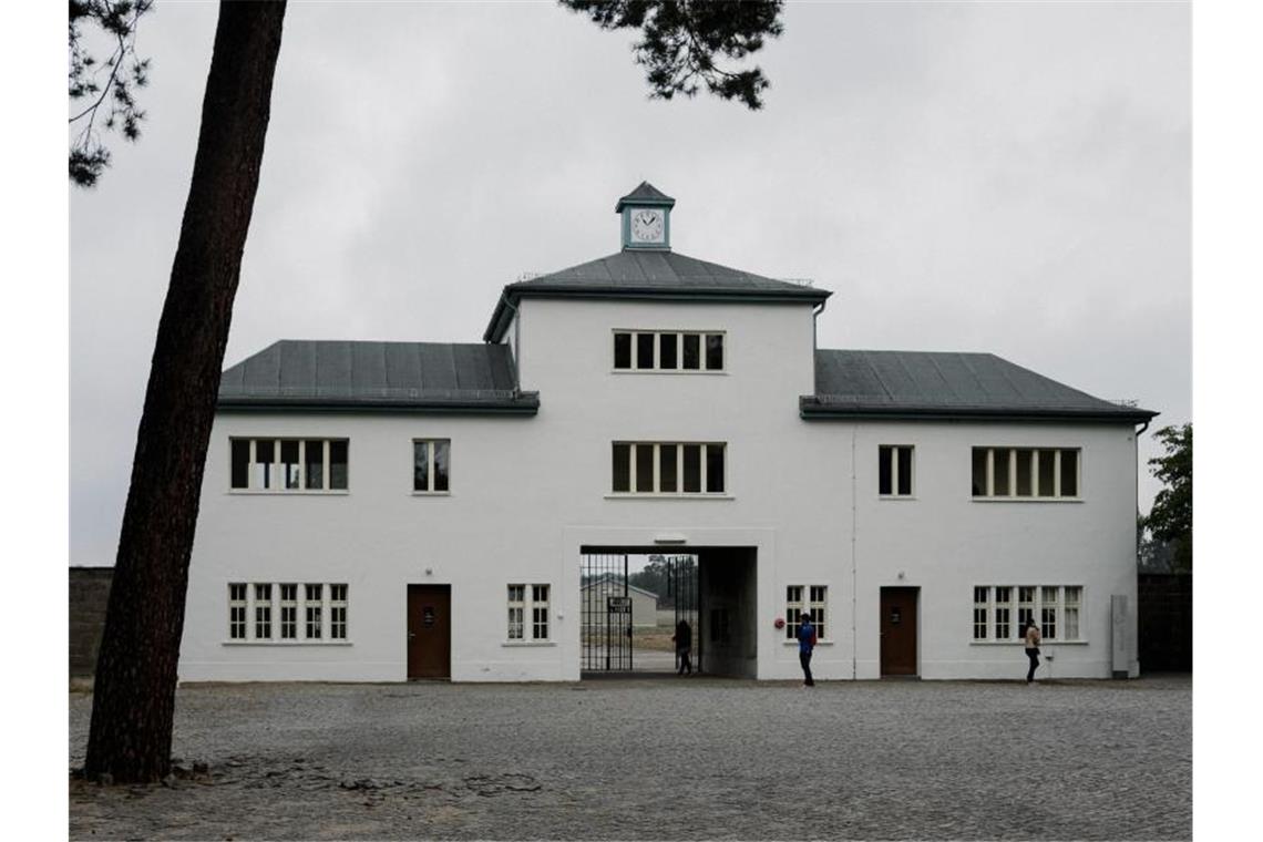Skandal um AfD-Besuchergruppe: Teilnehmer kommt vor Gericht Der Haupteingang zum ehemaligen Konzentrationslager, der heutigen Gedenkstätte und Museum Sachsenhausen. Foto: Kristin Bethge/Archivbild