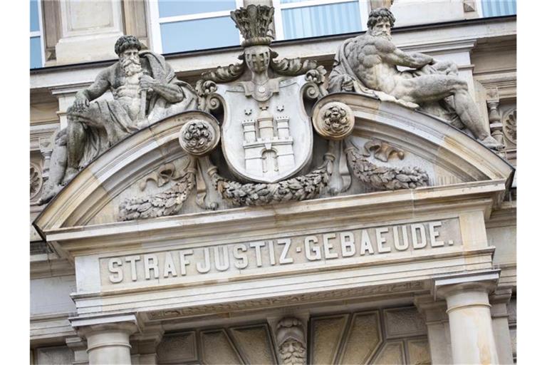 Der Haupteingang zum Strafjustizgebäude in Hamburg. Foto: Christian Charisius