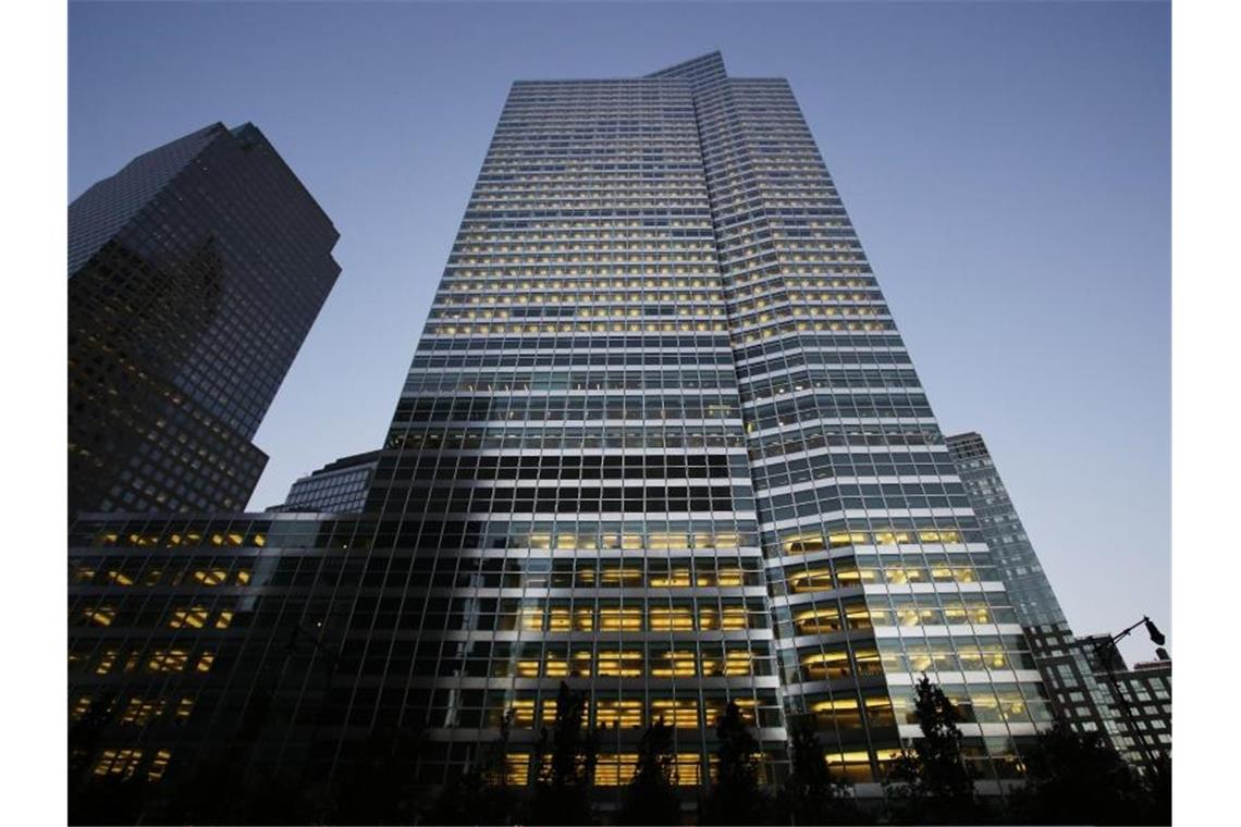 Der Hauptsitz der Investmentbank Goldman Sachs in New York. Die Bank hat im vierten Quartal einen Gewinneinbruch erlitten. Foto: Mark Lennihan/AP/dpa