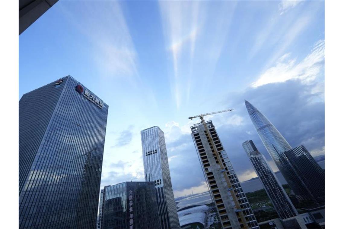 Immobilienkrise in China erfasst weitere Konzerne Der Hauptsitz von Evergrande (l). Die schwere Immobilienkrise in China erfasst neben dem hoch verschuldeten Evergrande-Konzern auch andere Unternehmen. Foto: Ng Han Guan/AP/dpa