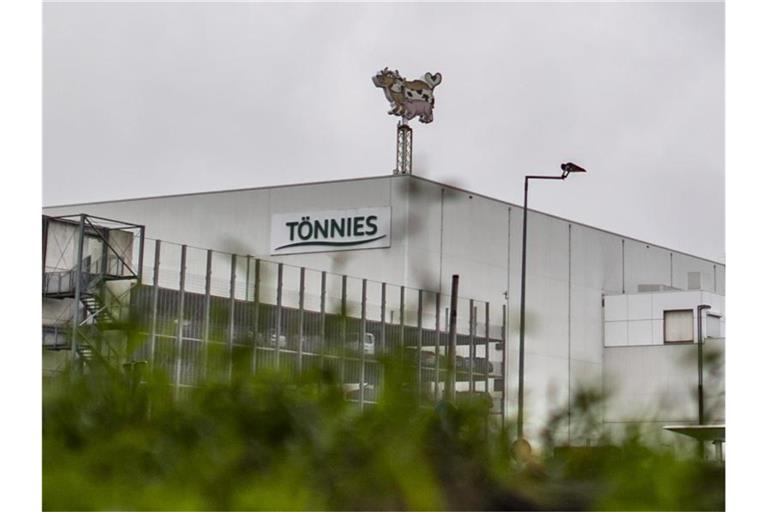 Der Hauptstandort des Fleichberarbeiters Tönnies in Rheda-Wiedenbrück war nach einem Corona-Massenausbruch wochenlang stillgelegt worden. Foto: David Inderlied/dpa