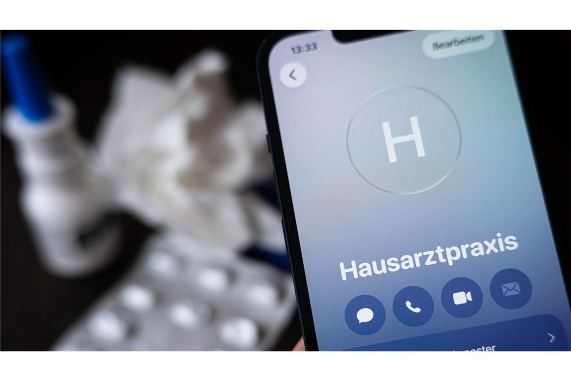 Der Hausarzt schreibt einen krank: Bei Arbeitsunfähigkeit zahlt der Arbeitgeber dann das volle Gehalt für einen Zeitraum von bis zu sechs Wochen weiter.