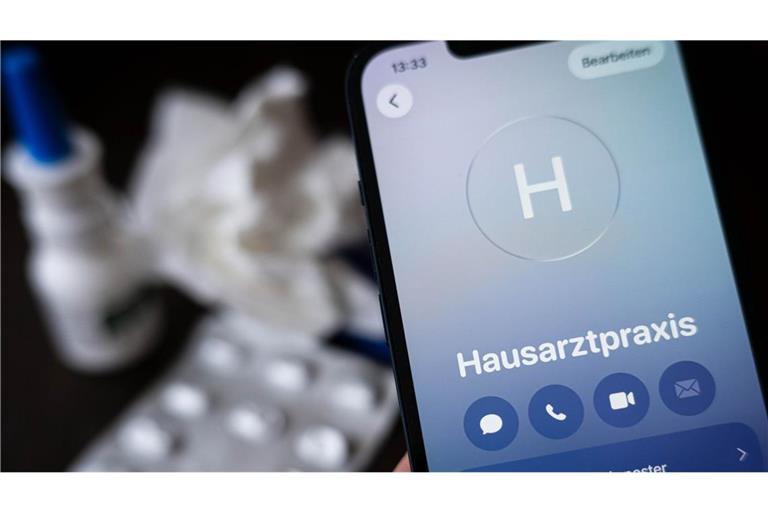 Der Hausarzt schreibt einen krank: Bei Arbeitsunfähigkeit zahlt der Arbeitgeber dann das volle Gehalt für einen Zeitraum von bis zu sechs Wochen weiter.