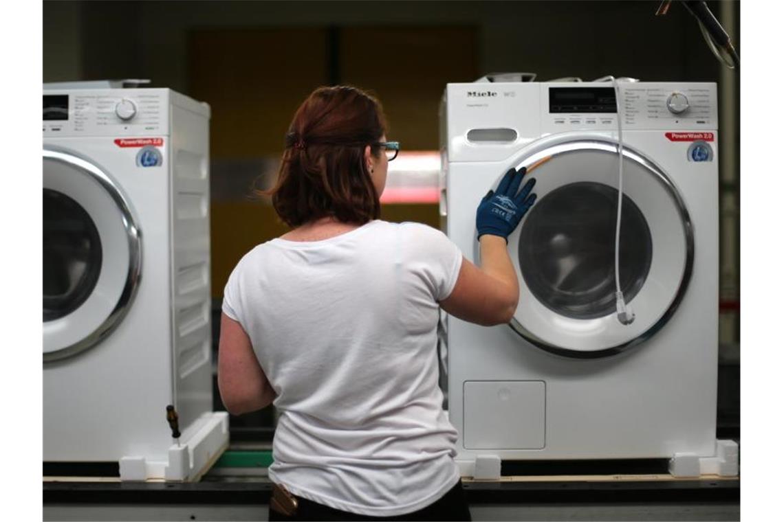 Miele spart: Über 1000 Stellen werden abgebaut Der Hausgerätehersteller Miele will bis Ende 2021 weltweit rund 1070 Stellen abbauen. Foto: Ina Fassbender/dpa