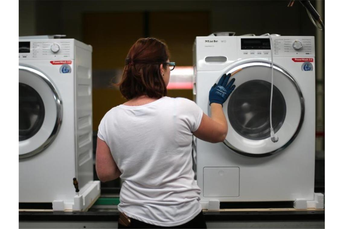 Der Hausgerätehersteller Miele will bis Ende 2021 weltweit rund 1070 Stellen abbauen. Foto: Ina Fassbender/dpa