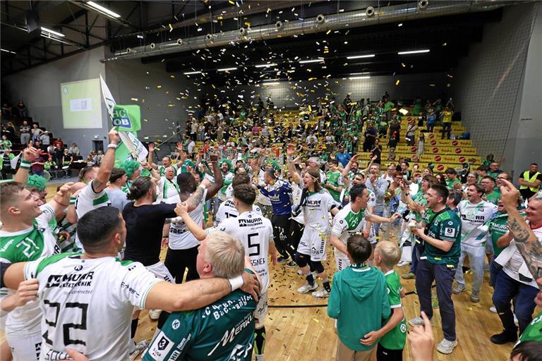 Der HC Oppenweiler/Backnang feiert in Hildesheim den Aufstieg in die 2. Handball-Bundesliga. Foto: Alexander Becher