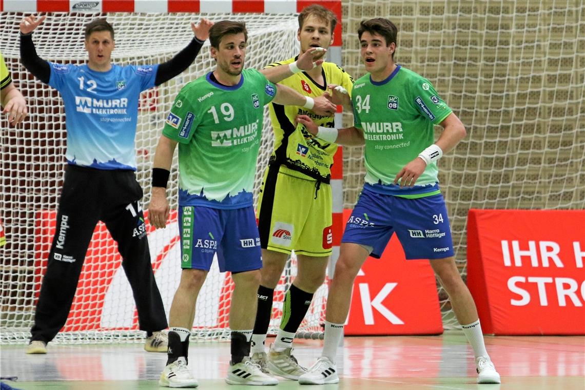 Bärenstarker Auftritt: HCOB-Handballer sind Gruppensieger Der HCOB-Innenblock mit Philipp Schöbinger und Lukas Rauh (rechts) wurde zwar aus der Not geboren, war aber sofort ein Art Fels in der Brandung. Der Routinier und der Jungspund hatten mit dem klasse haltenden Torhüter Jürgen Müller im Rücken den HSG-Angriff gut im Griff. Foto: A. Hornauer