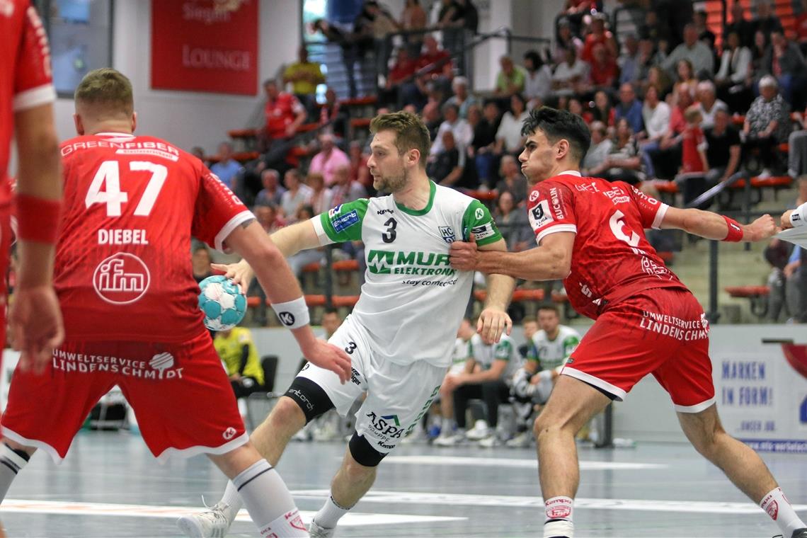 HC Oppenweiler/Backnang in den letzten Aktionen mit gewaltigem Pech Der HCOB um Daniel Schliedermann (am Ball) und die TuS Ferndorf schenkten sich vor fast 1000 Zuschauern nichts. Foto: Alexander Hornauer