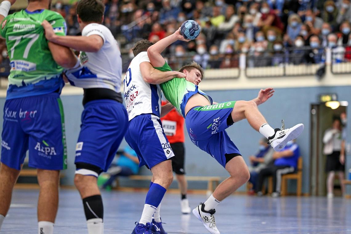 Der HCOB um Timm Buck (am Ball) wurde in Kornwestheim unsanft ausgebremst und auf den Boden der Tatsachen geholt. Foto: A. Becher