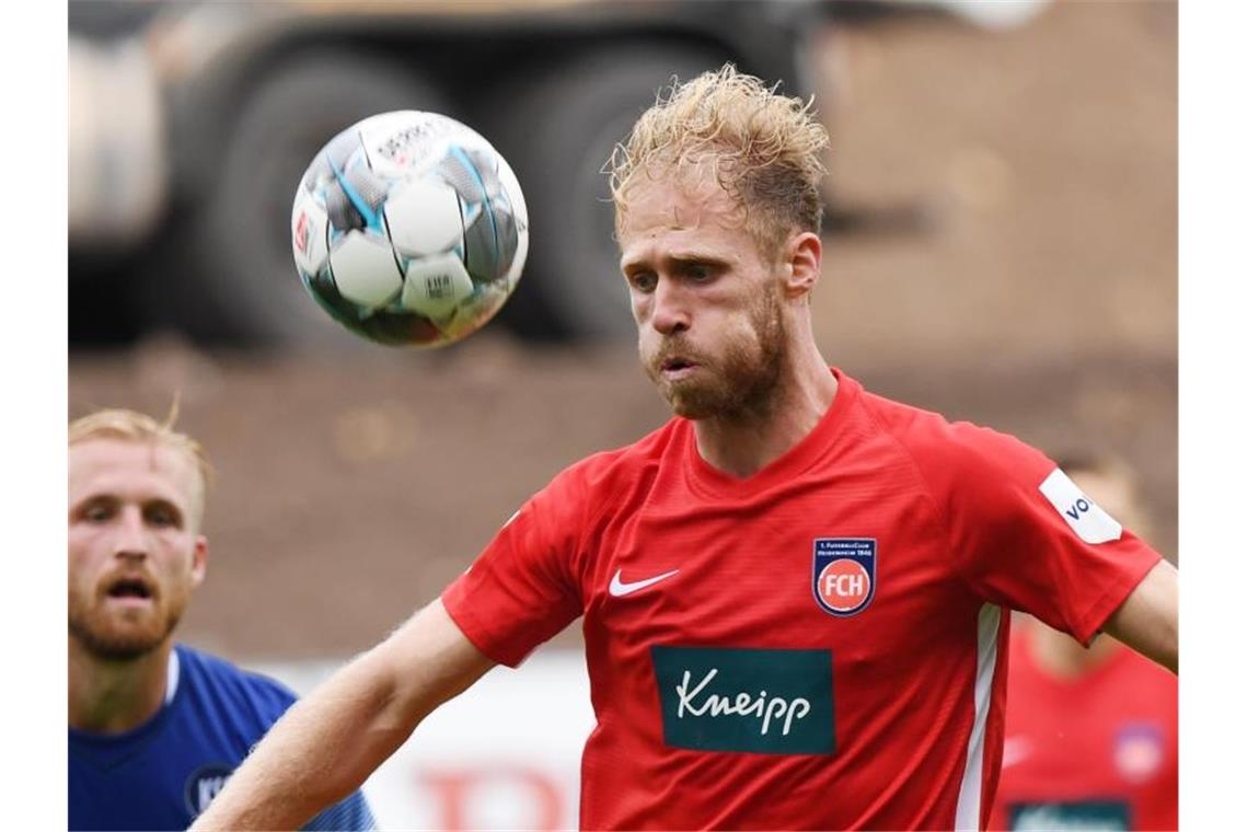 Heidenheim ohne Griesbeck im Topspiel gegen Bielefeld Der Heidenheimer Sebastian Griesbeck (r) nimmt den Ball entgegen. Foto: Uli Deck/dpa/Archivbild