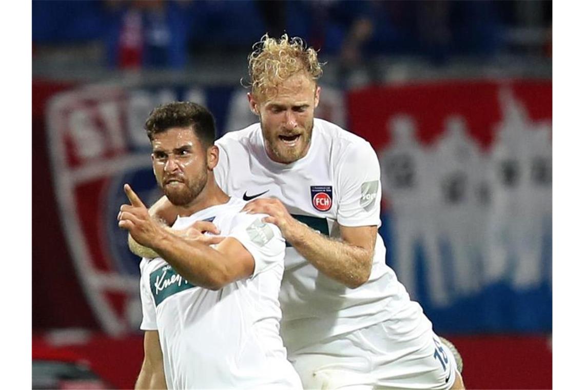 Der Heidenheimer Stefan Schimmer (l.) jubelt mit seinem Kollegen Sebastian Griesbeck über seinen Treffer zum 2:2. Foto: Daniel Karmann