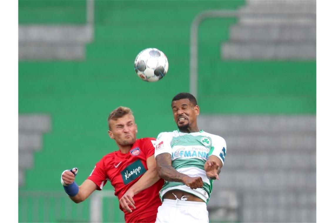 Greuther Fürth stoppt Aufstiegsanwärter 1. FC Heidenheim Der Heidenheimer Timo Beermann und der Fürther Daniel Keita-Ruel (l-r.) in Aktion. Foto: Daniel Karmann/dpa