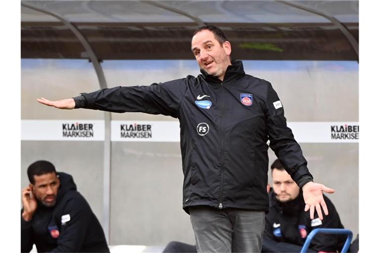 Der Heidenheimer Trainer Frank Schmidt. Foto: Uli Deck/dpa/Archivbild