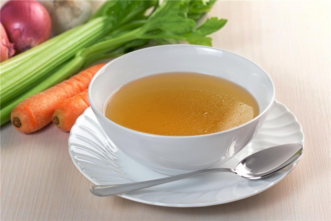 „Und das mache ich freiwillig?“ Der Heilfastenalltag: Gemüsebrühe zum Mittag- und zum Abendessen. Das Frühstück? Ein Glas Saft. Foto: Adobe Stock/Paulista