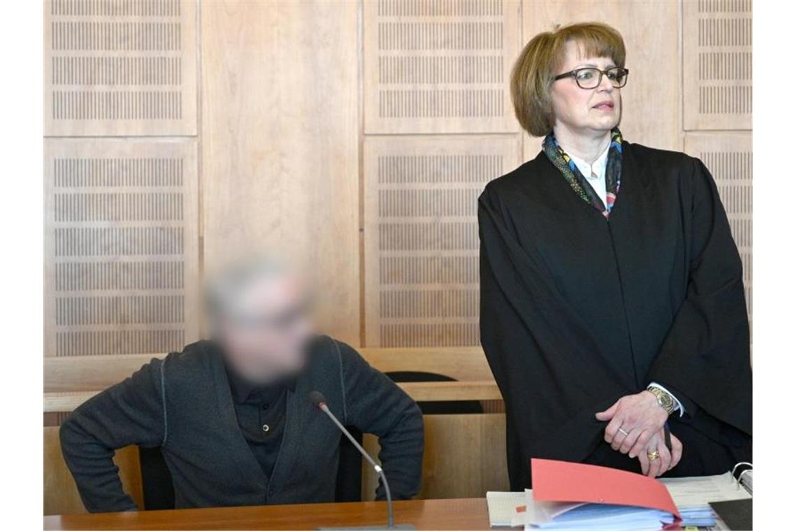 Der Heilpraktiker Klaus R. (l.) und Anwältin Ursula Bissa im Landgericht in Krefeld. Foto: Henning Kaiser