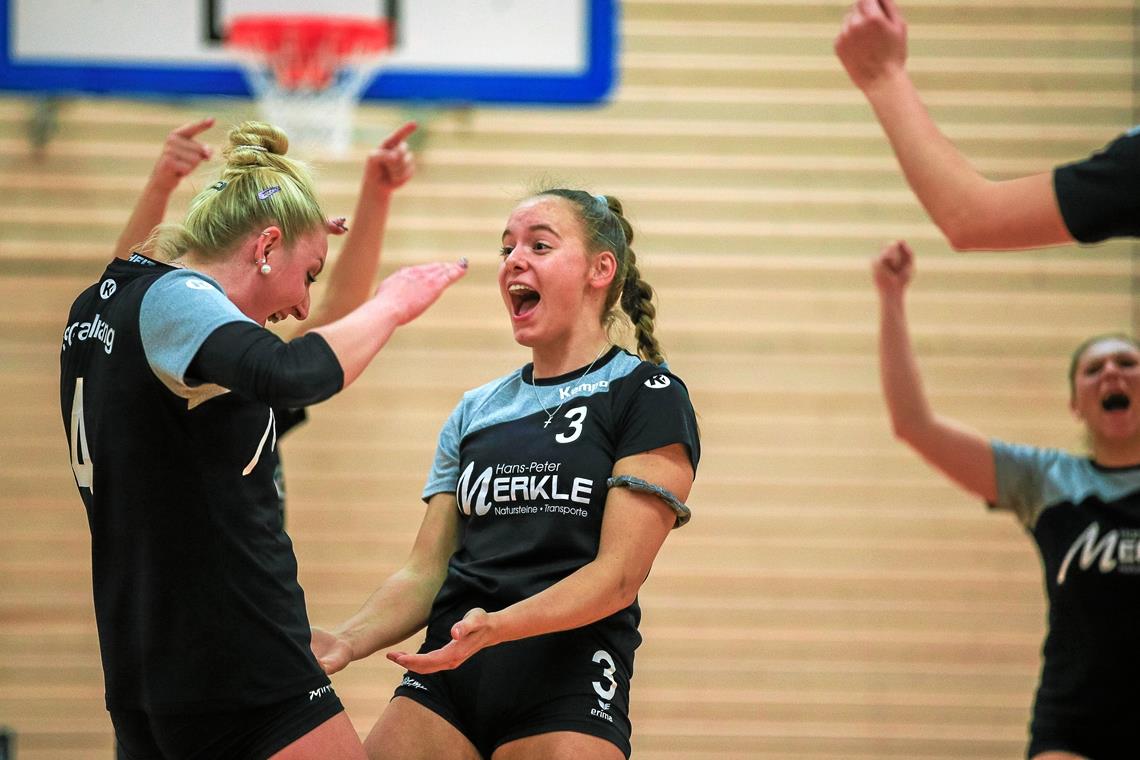 Immerhin zwei Punkte im Kellerduell Der Heimsieg sorgte bei den Backnanger Volleyballerinnen um Vanessa Maglica (links) und Kim Prade für große Erleichterung. Foto: A. Becher