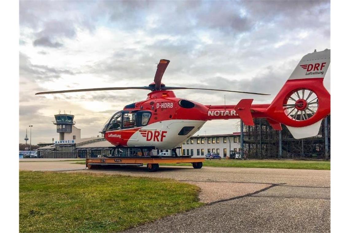 Helikopter für Transport von Blutkonserven ausgestattet Der Helikopter Christoph 53 steht auf dem Flughafen bei Mannheim. Foto: DRFR Luftrettung/DRF Luftrettung/dpa/Archivbild