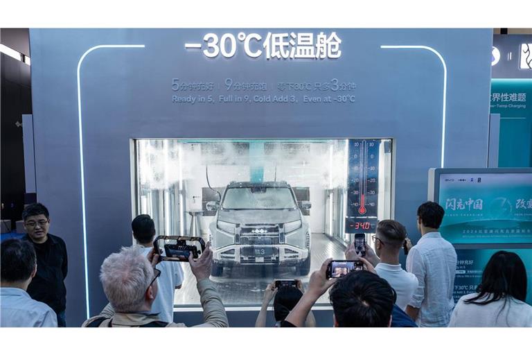 Der Hersteller BYD aus China setzt sich, wie hier auf der  Automesse in Peking, gekonnt ins Szene, und macht japanischen Autobauern massiv Konkurrenz.