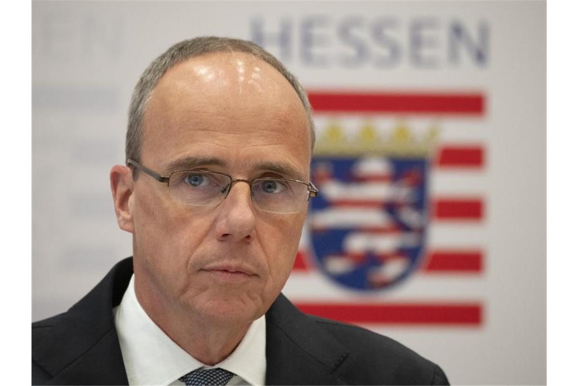 Festnahme im Fall „NSU 2.0“ - Viele Fragen noch offen Der hessische Innenminister Peter Beuth gibt ein Statement zu den Ermittlungen im Fall „NSU 2.0“ ab. Foto: Boris Roessler/dpa