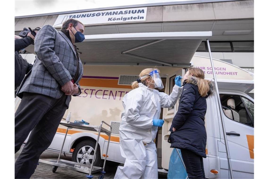 Kultusminister: Schulen so lange wie möglich offen halten Der hessische Kultusminister Alexander Lorz (CDU, l) steht zur Vostellung eines mobilen Testcenters vor dem Königsteiner Taunusgymnasium. Foto: Frank Rumpenhorst/dpa