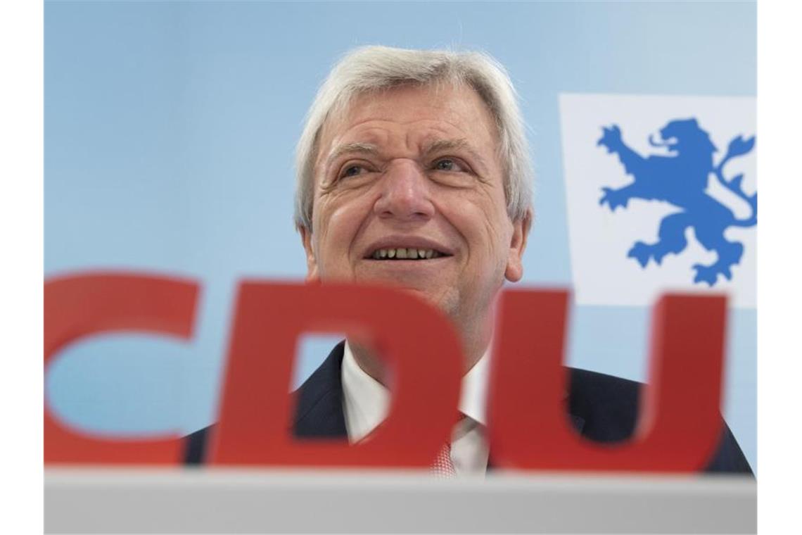 Bouffier und Althusmann fordern CDU zu Geschlossenheit auf Der hessische Ministerpräsident Volker Bouffier (CDU) gibt am Rande des Landesparteitages der hessischen CDU ein Statement ab. Foto: Boris Roessler/dpa