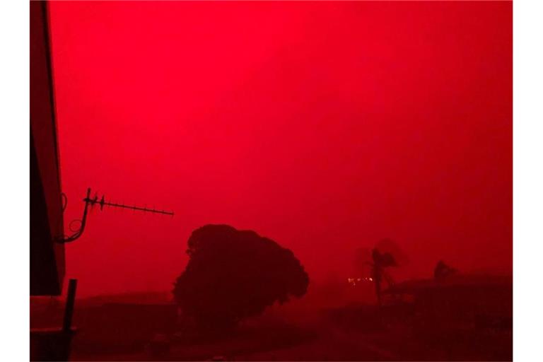 Der Himmel färbt sich rot während der Buschfeuer. In der rund 500 Kilometer östlich von Melbourne gelegenen Küstenstadt Mallacoota wurden rund 4000 Urlauber von den Behörden angewiesen, in Meeresnähe Schutz vor dem herannahenden Flammenmeer zu suchen. Foto: @brendanh_Au/TWITTER/AP/dpa