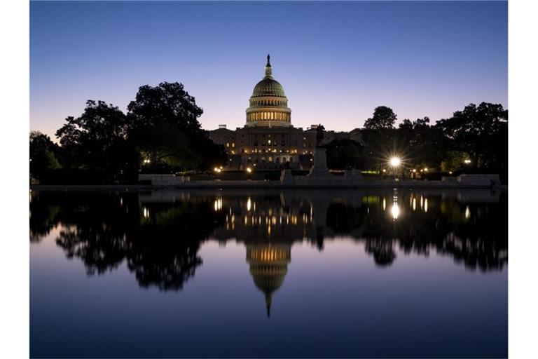 Der Himmel leuchtet bei Morgendämmerung blau über dem Kapitol. (Archivbild). Foto: J. Scott Applewhite/AP/dpa
