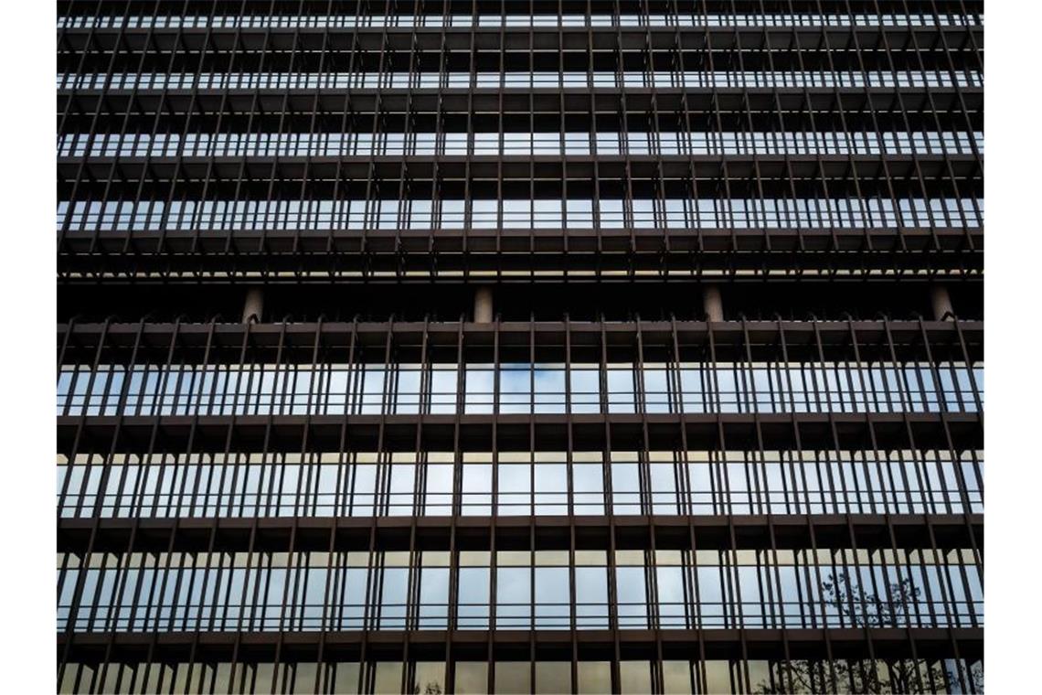 Der Himmel spiegelt sich auf der Fassade aus Glas und Stahl des Deutschen Patentamts in München. Foto: Peter Kneffel/dpa