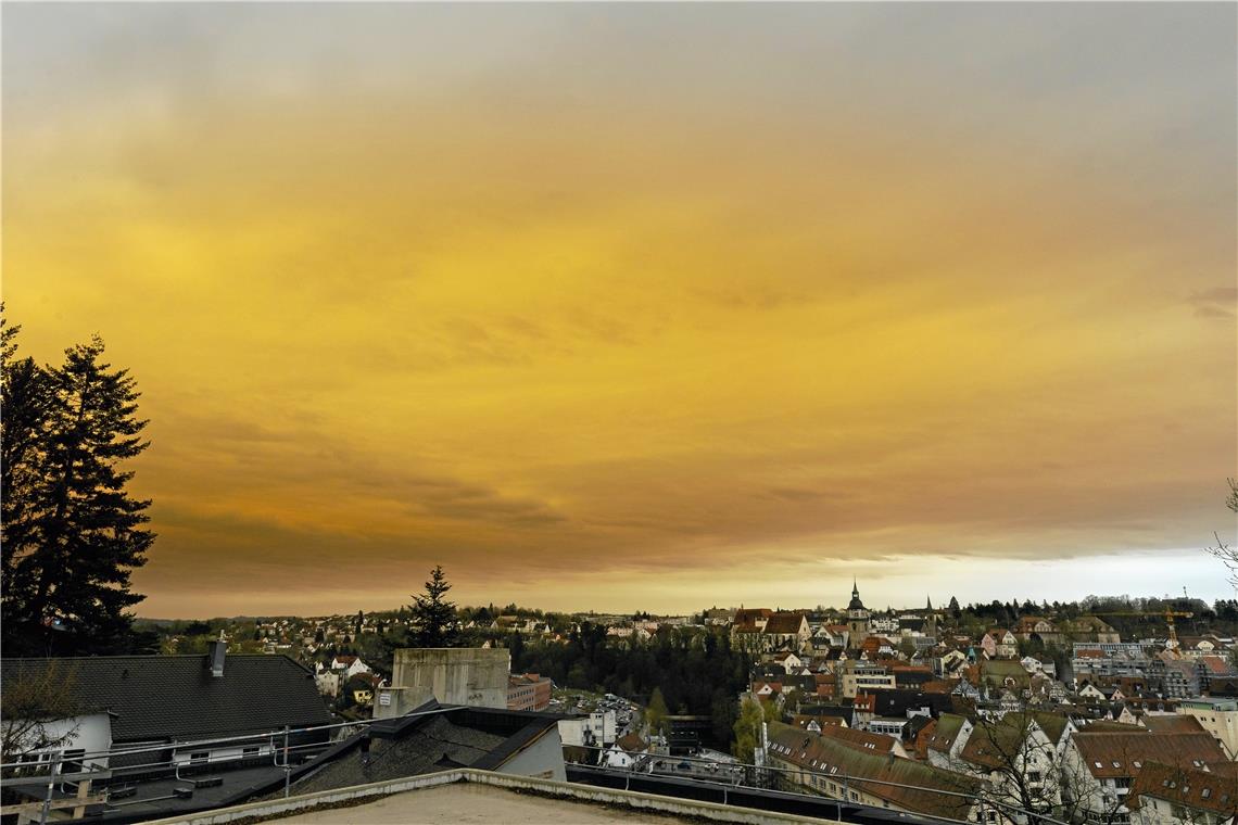 Saharastaub sorgt für volle Waschstraßen Der Himmel über Backnang leuchtet in Gelb aufgrund des Saharastaubs. Foto: A. Becher