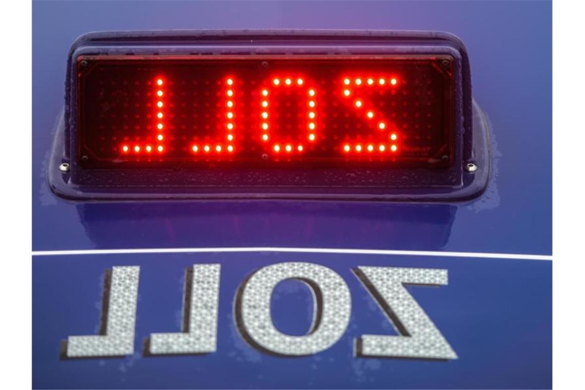 Der Hinweis „Zoll“ erscheint spiegelverkehrt auf dem Einsatzfahrzeug. Foto: Andreas Arnold/dpa