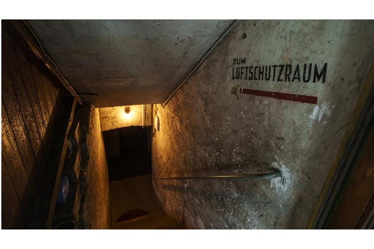 Der Hinweis „Zum Luftschutzraum“ ist an der Wand einer Kellertreppe angebracht. Wie hier im Frankfurter Stadtgebiet zeugen zahlreiche Bunker vom Zweiten Weltkrieg.