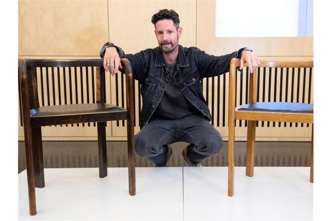 Max Herre auf Spuren des Großvaters: Bauhaus im Museum Der HipHop-Musiker Max Herre sitzt zwischen Stühlen, die sein Großvater Richard Herre entworfen hat. Foto: Marijan Murat