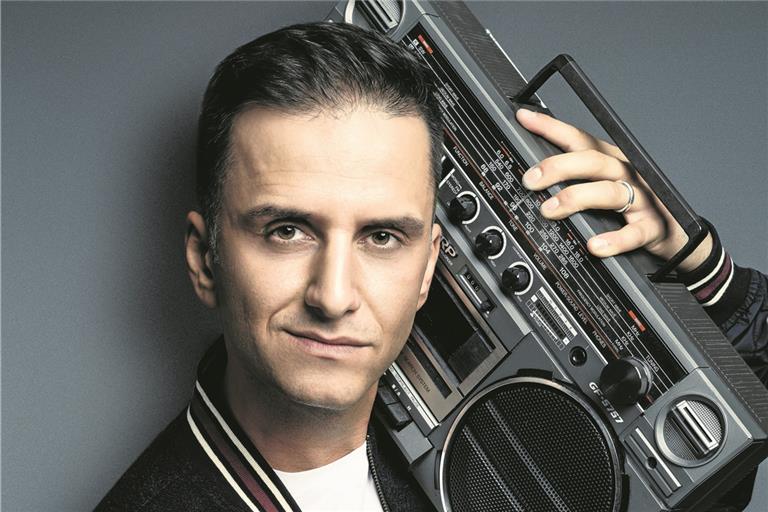 Der historische Gettoblaster ist das passende Accessoire: In seinem Programm „Old School“ erinnert sich Özcan Cosar an seine Kindheit in Stuttgart-Hausen und an seine Vergangenheit als erfolgreicher Breakdancer. Foto: R. Maschke