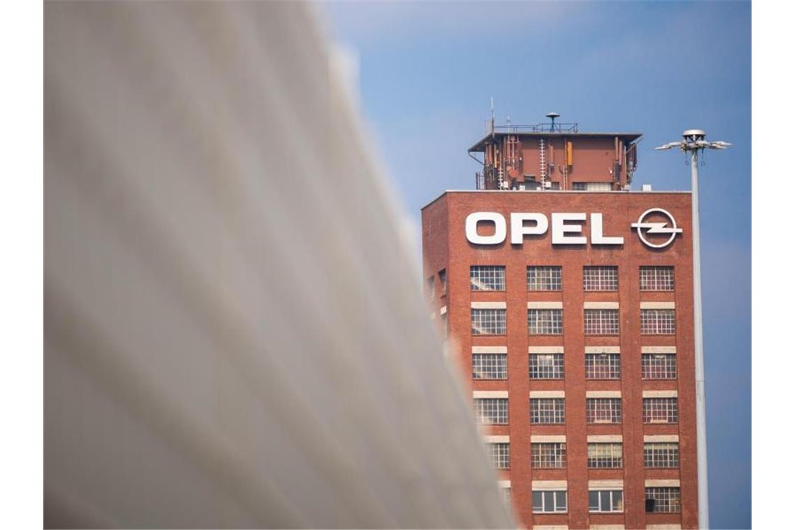 Der historische Opelturm auf dem Werksgelände von Opel in Rüsselsheim. Foto: Andreas Arnold/dpa