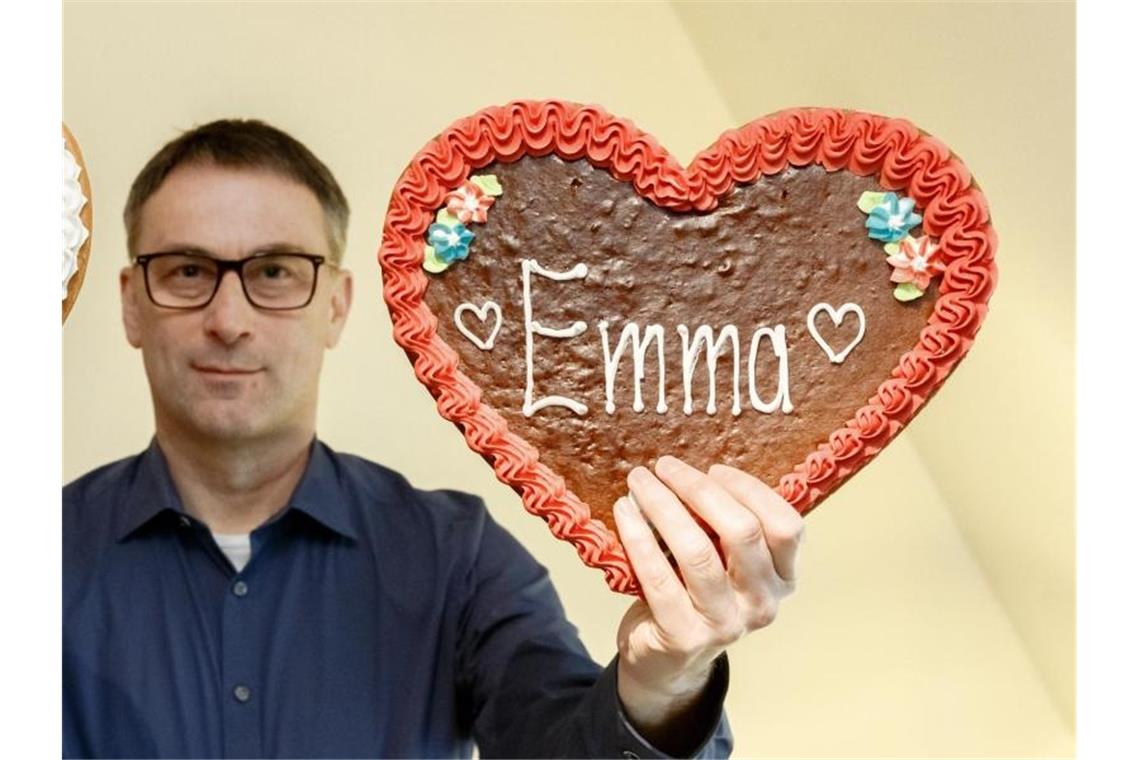 Der Hobby-Namensforscher Knud Bielefeld zeigt zwei Lebkuchenherzen mit den Aufschriften "Ben" und "Emma". Foto: Markus Scholz/dpa