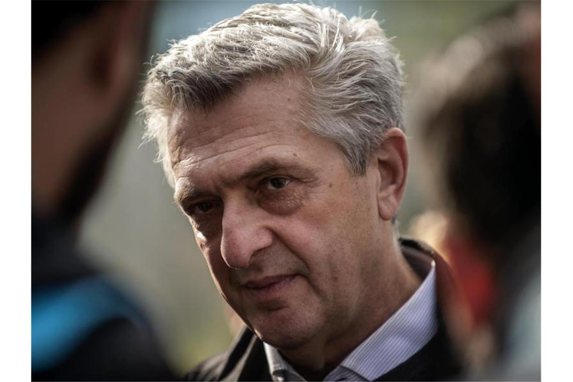 Der Hochkommissar der Vereinten Nationen für Flüchtlinge Filippo Grandi (M) besucht das Flüchtlingslager Kara Tepe auf der griechischen Insel Lesbos. Foto: Angelos Tzortzinis/dpa