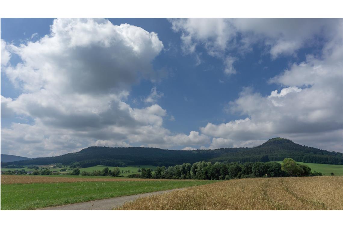 6 x 60 Kilometer Laufen – mit einem guten Essen kein Problem Der höchste Berg der Alb ist der Lemberg mit 1015 Metern links im Bild.