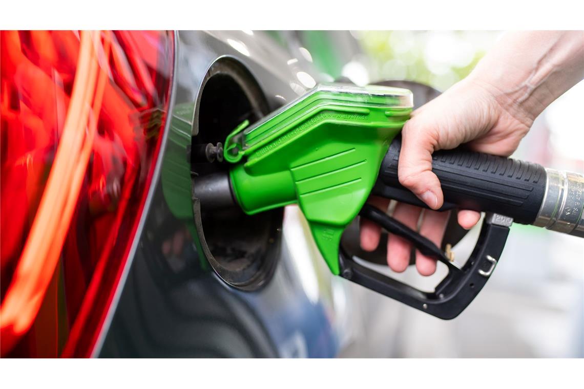 Was 2025 im Geldbeutel bleibt Der höhere CO2-Preis wirkt sich für Autofahrer spürbar aus.