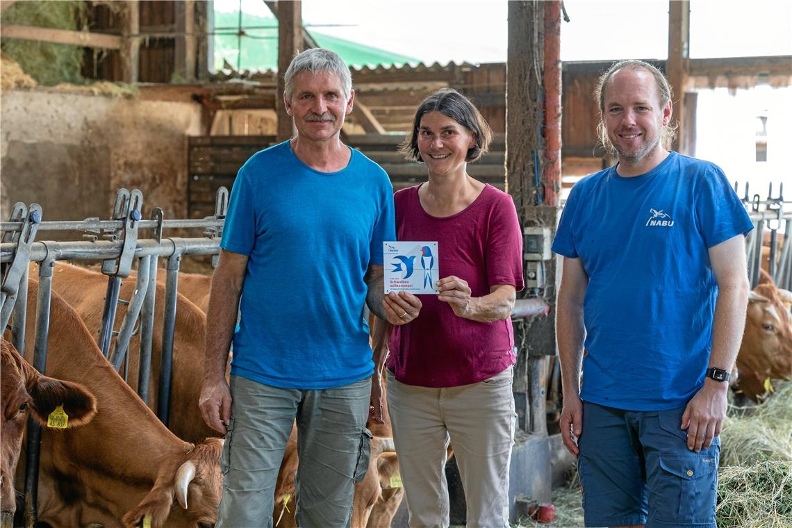 Der Hof von Helmut Voltz (links) und Beate Häußermann-Voltz ist vom Nabu, vertreten durch Jochen Schäufele, als schwalbenfreundliches Haus ausgezeichnet worden.