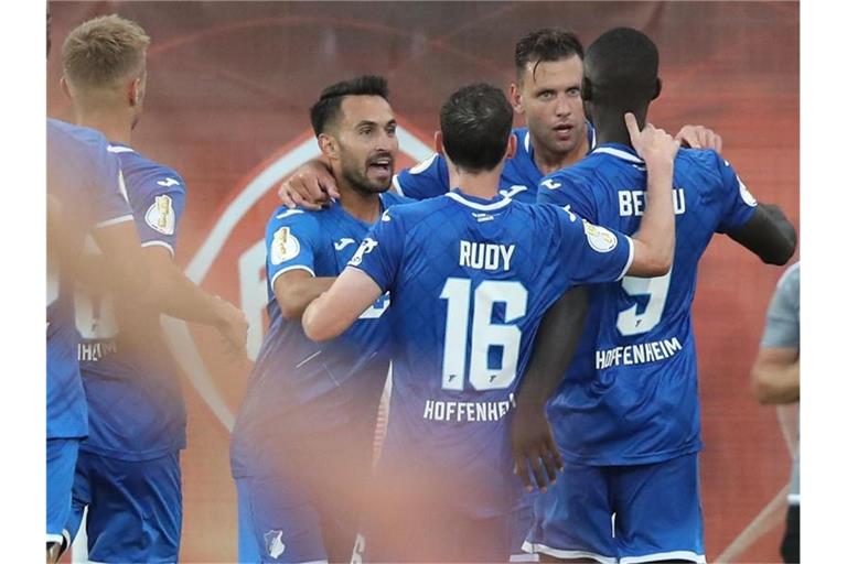 Der Hoffenheimer Adam Szalai (2.v.r.) jubelt mit seinen Kollegen über seinen Treffer zum 2:3. Foto: Daniel Karmann