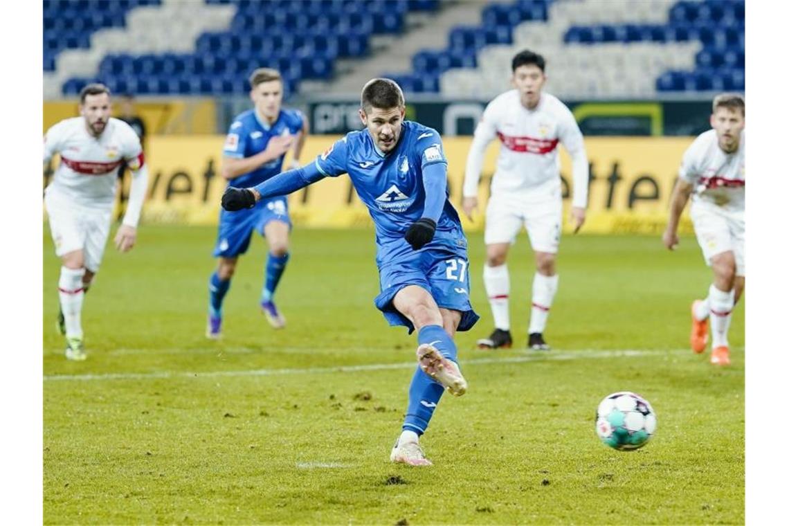 Der Hoffenheimer Andrej Kramaric traf vom Elfmeterpunkt zum zwischenzeitlichen 3:2. Foto: Uwe Anspach/dpa