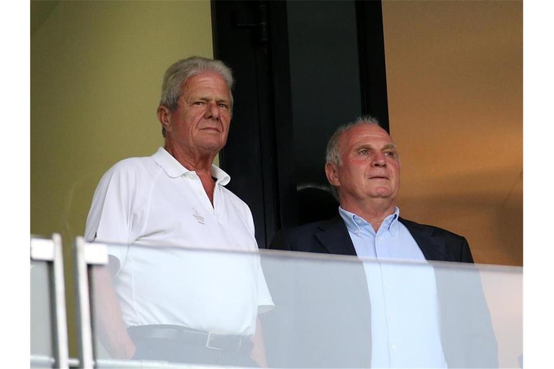 Der Hoffenheimer Mäzen Dietmar Hopp (l) und Bayern Präsident Uli Hoeneß stehen auf der Tribüne. Foto: Hasan Bratic/dpa/Archivbild