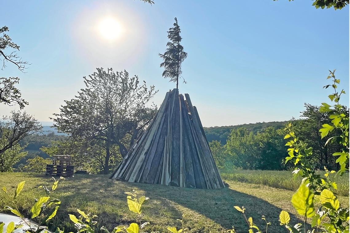 So entstand vor 50 Jahren das Ebfest in Nassach Der Holzhaufen für das Sonnwendfeuer.