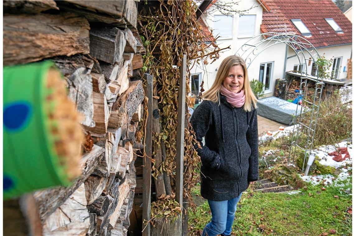 Der Holzstapel in Elisabeth Vogelmanns Garten ist nicht nur dekorativ, hier find...