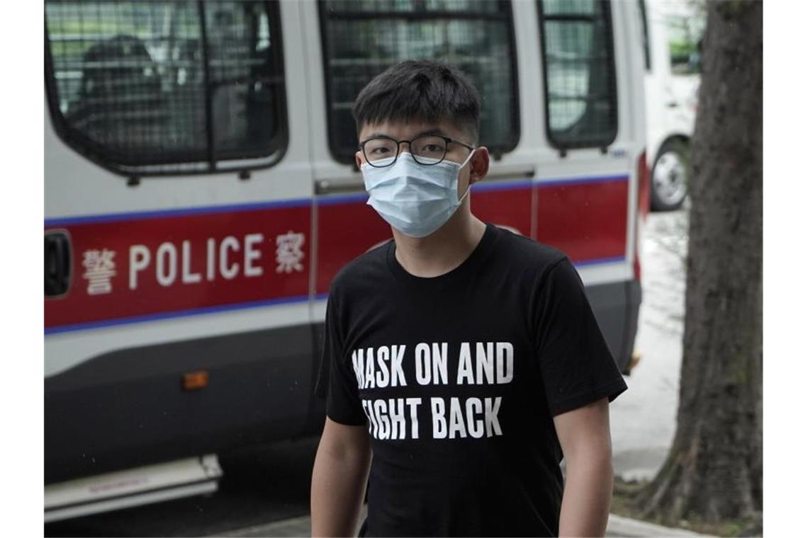 Der Hongkong-Aktivist Joshua Wong trifft mit Mund-Nasen-Schutz vor einem Gericht ein. Der bekannte Hongkonger Aktivist Wong rechnet damit, dass er zu einer Haftstrafe verurteilt wird. Foto: Kin Cheung/AP/dpa
