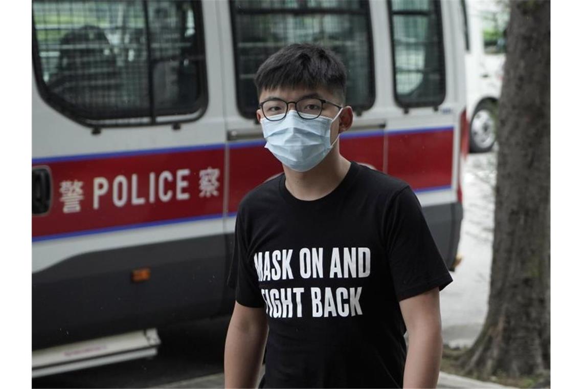 Hongkonger Aktivist Joshua Wong bleibt vorerst frei Der Hongkong-Aktivist Joshua Wong trifft mit Mund-Nasen-Schutz vor einem Gericht ein. Der bekannte Hongkonger Aktivist Wong rechnet damit, dass er zu einer Haftstrafe verurteilt wird. Foto: Kin Cheung/AP/dpa