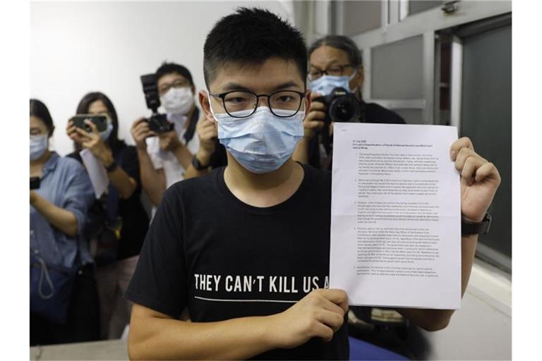 Der Hongkonger Aktivist Wong und elf andere prominente prodemokratische Kandidaten waren gerade erst von der Parlamentswahl ausgeschlossen worden. Foto: Kin Cheung/AP/dpa
