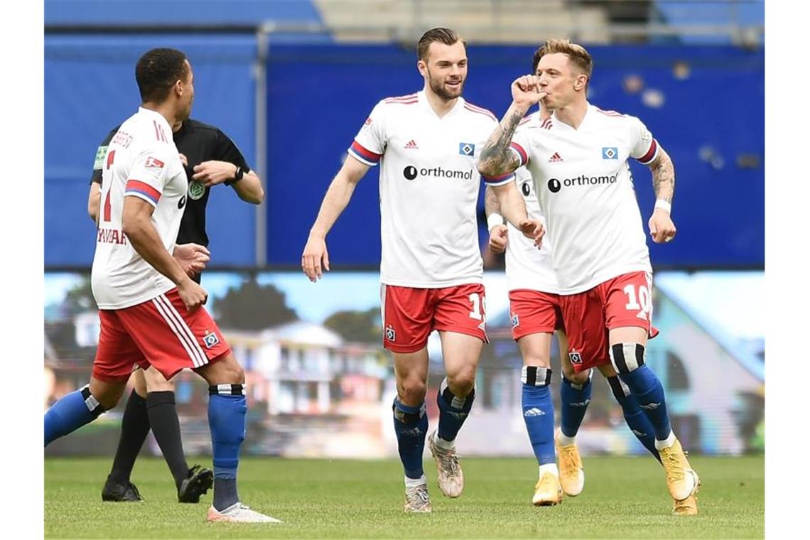 Begeisterung in Bochum und Fürth - Enttäuschung in Kiel Der HSV beendete die Saison mit einem Heimsieg gegen Braunschweig. Foto: Michael Schwartz/dpa