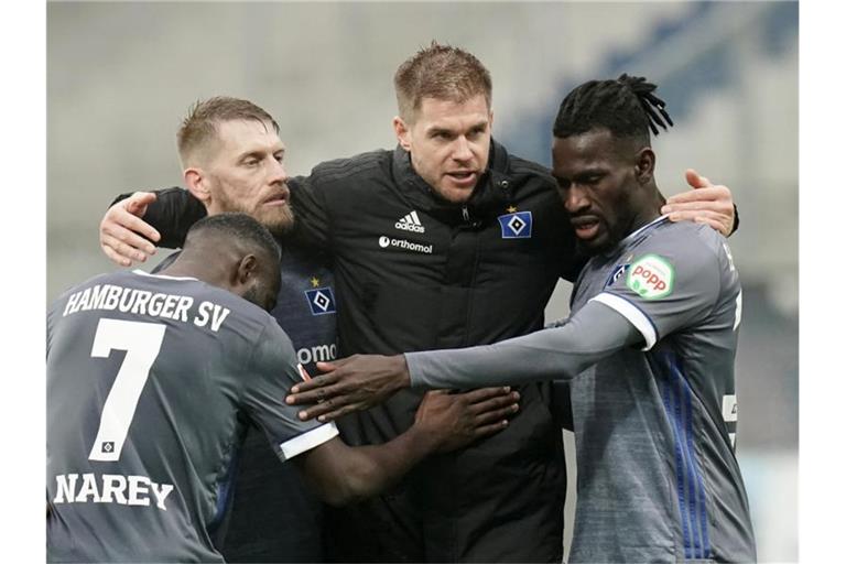 Der HSV gewann dank Doppel-Torschütze Simon Terodde (2.v.r). Foto: Thomas Frey/dpa