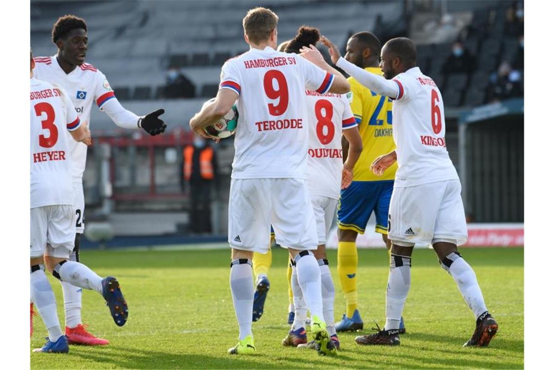 Spiel gedreht: HSV sichert sich Hinrundenmeisterschaft Der HSV machte in Braunschweig die Hinrunden-Meisterschaft klar. Foto: Swen Pförtner/dpa